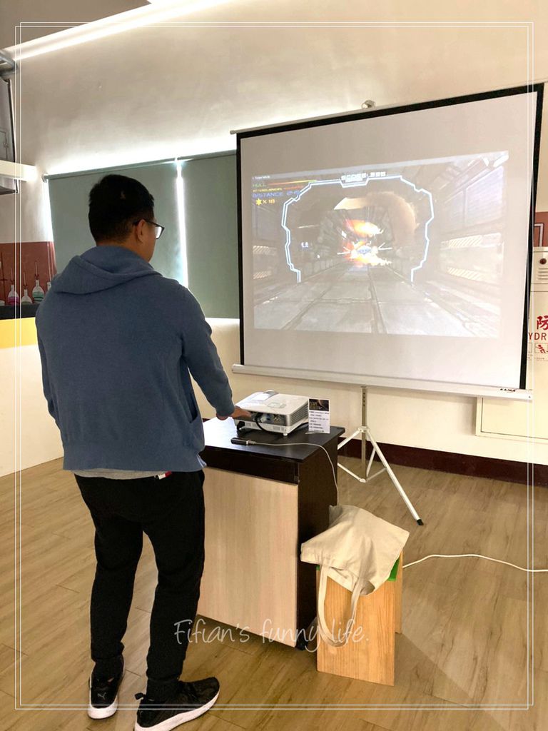 | 宜蘭旅遊 | 鬥陣來七桃 AR VR 科技體驗館  好玩的虛擬實境遊樂場 VR眼鏡DIY @菲菲吳小姐