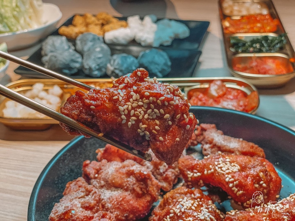 | 台北美食 | 부산 韓雞 龍蝦一隻雞 韓式料理新選擇 可愛三色麵 招牌一隻雞火鍋 首爾中和連城店 @菲菲吳小姐